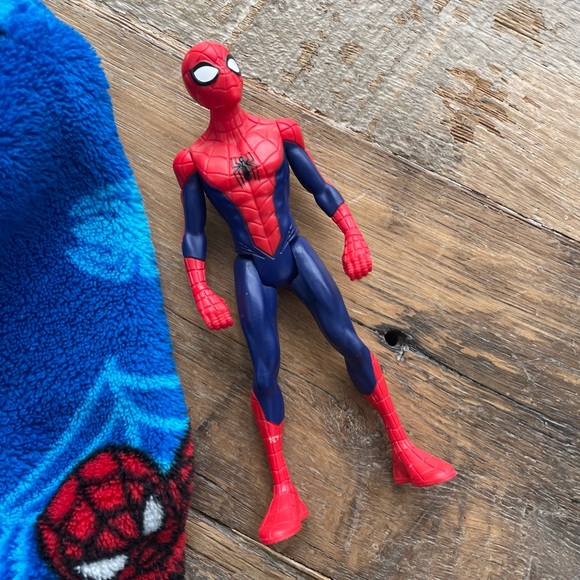 SPIDER-MAN Bathrobe and Bonus Action Figure 🕷️ - Picture 4 of 7
